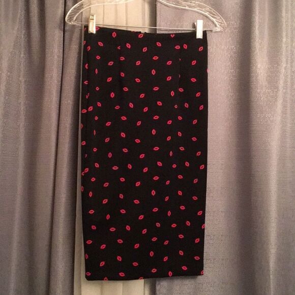 3/$20 H&M Red Lips Pencil Skirt - Picture 1 of 7
